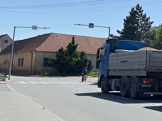VIDEO: Dopady oprav Hněvkovského v Brně: Kvůli kamionům ani nejde přejít, říkají