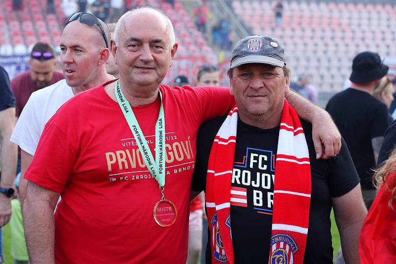 Fotbalisté Zbrojovky Brno po posledním utkání křepčili s trofejí pro vítěze FORTUNA:NÁRODNÍ LIGY.