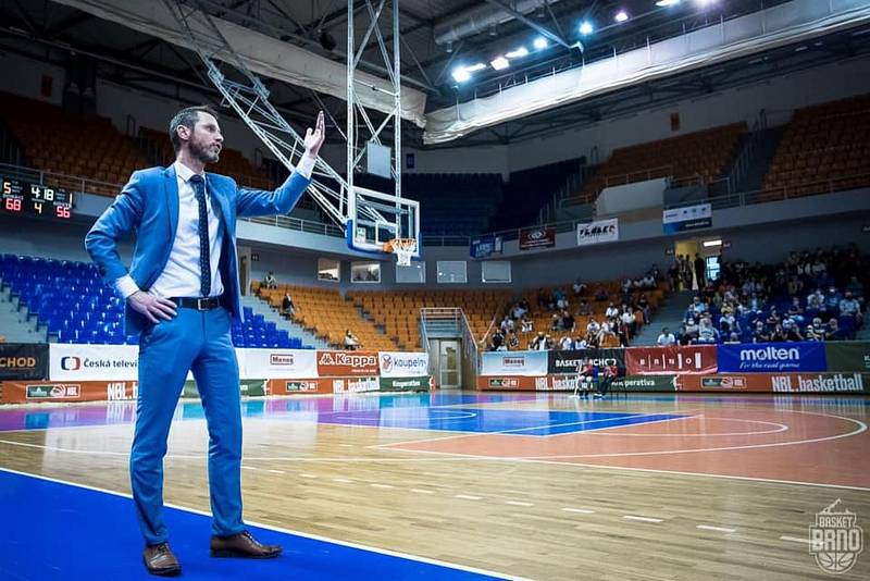 Trenér Basketu Lubomír Růžička diriguje své hráče na hřišti.