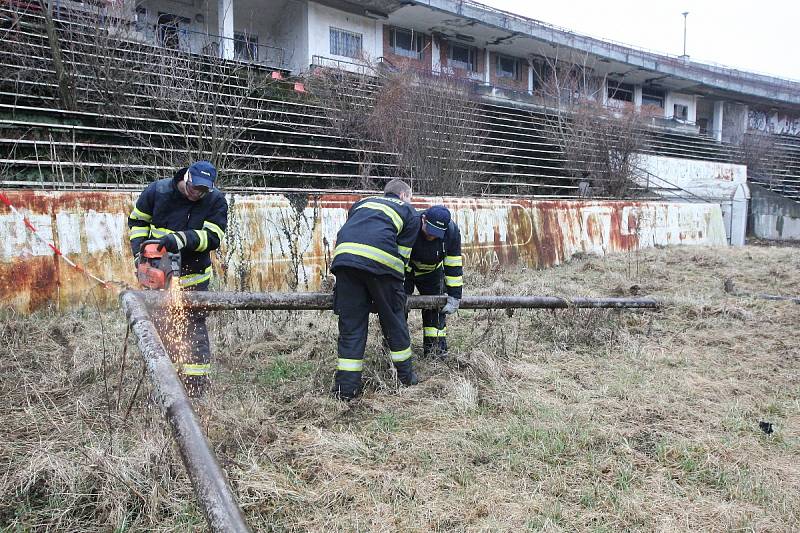 Mlha, déšť, bláto a vítr. Tak vypadá nedělní dopoledne v Brně. Nic z toho však neodradí skalní fanoušky brněnského fotbalového klubu Zbrojovka, aby přišli a přiložili ruku k dílu. Společnými silami se totiž snaží opravit legendární stadion Za Lužánkami.