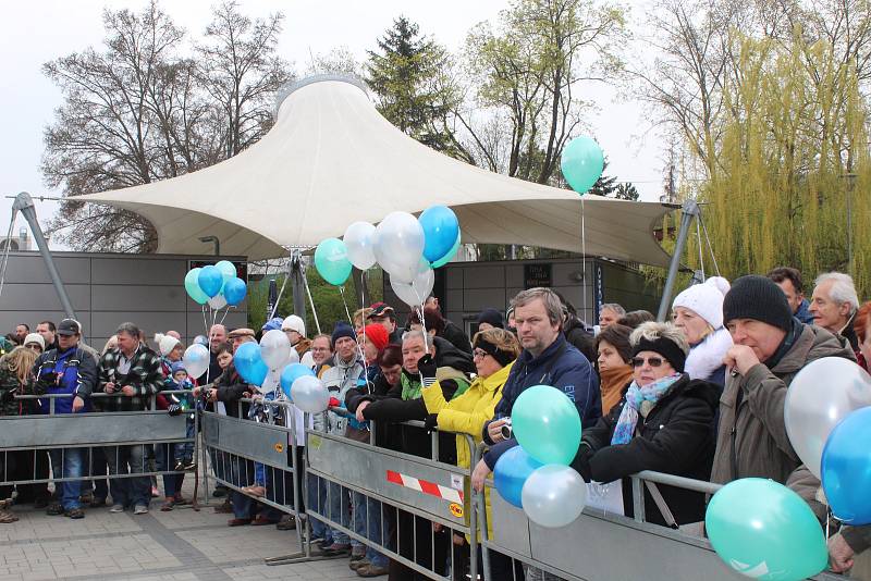 Na Brněnské přehradě v sobotu třináctého dubna zástupci brněnského dopravního podniku slavnostně zahájili 73. plavební sezonu. Přímo před zraky stovek lidí technici spustili na vodu loď Stuttgart.