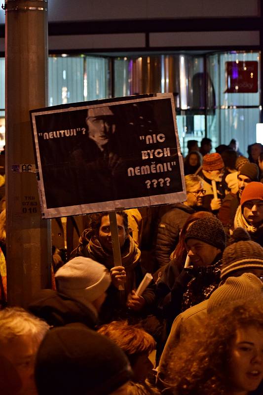 Tisíce lidí protestovaly na náměstí Svobody v Brně proti Zdeňkovi Ondráčkovi, přezdívanému mlátička.