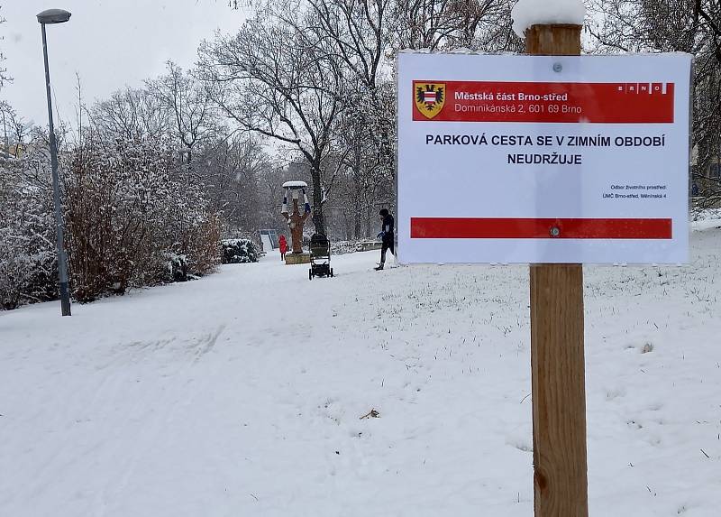 Předpověď meteorologů se vyplnila. V Brně od čtvrtečního rána hustě sněží.