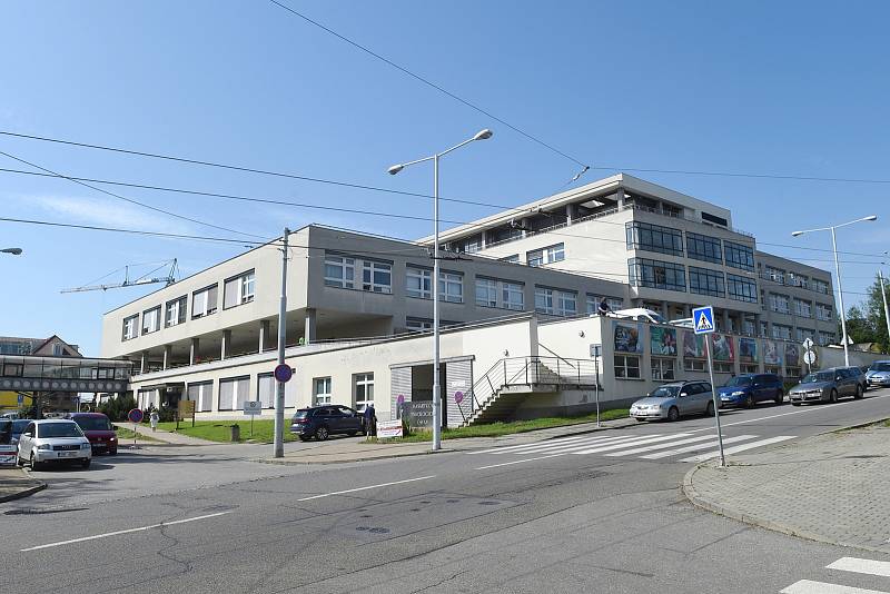 Masarykův onkologický ústav v Brně a parkování kolem něj.