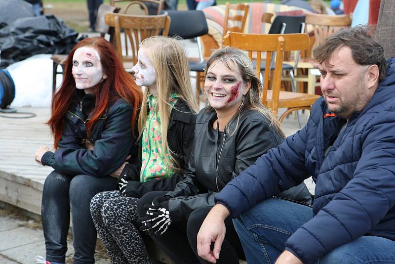 Na Moravském náměstí v Brně se střetly dva tábory lidí. Zombie a přeživší.