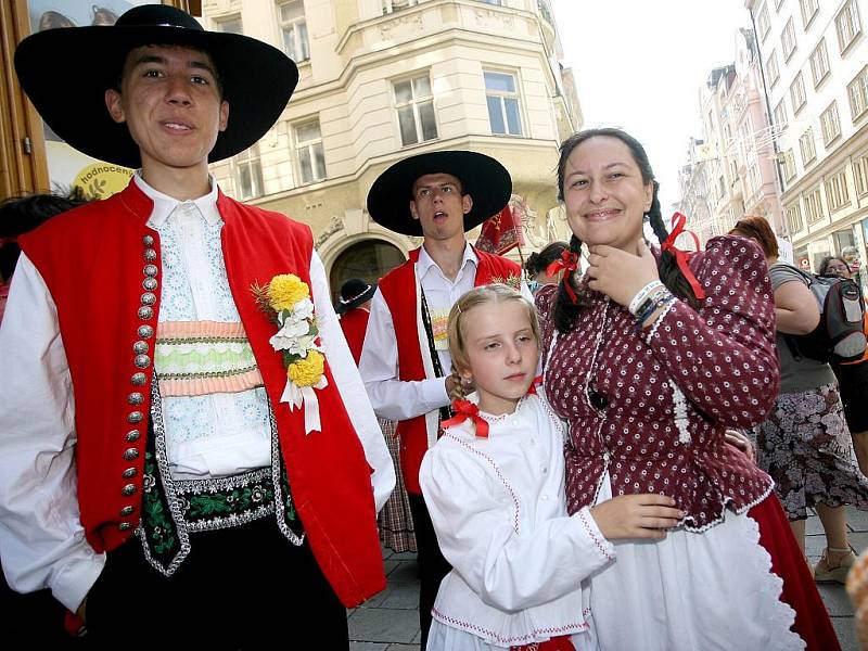 Folklorní akce na náměstí Svobody v Brně s názvem Roztančené město.