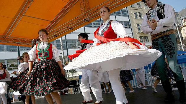 Folklorní akce na náměstí Svobody v Brně s názvem Roztančené město.