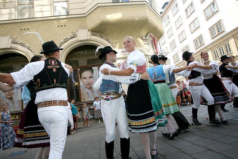 Folklorní akce na náměstí Svobody v Brně s názvem Roztančené město.