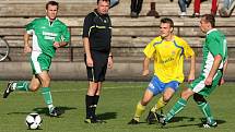 Fotbalisté Ivančic (žlutý dres) vs. Bzenec.