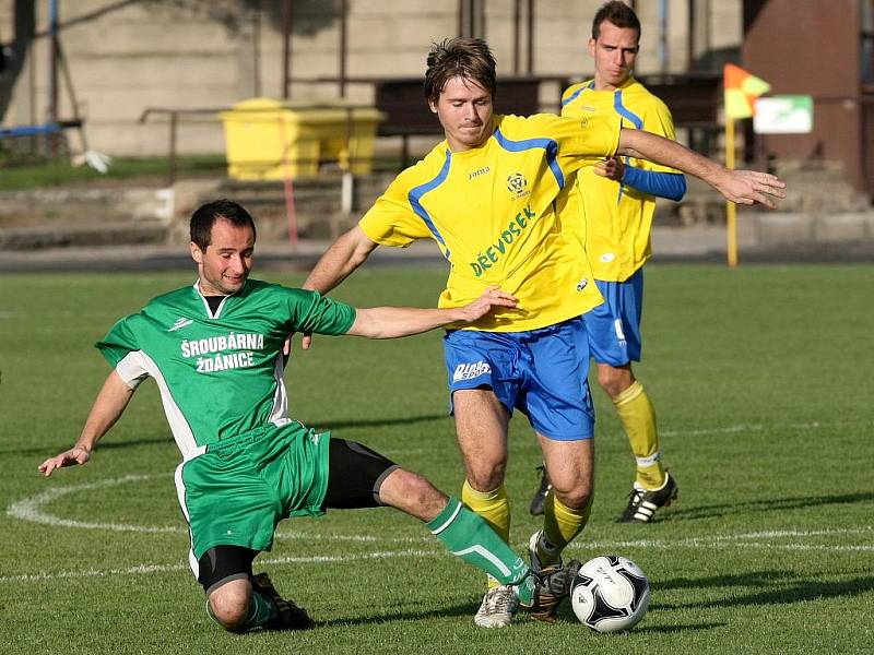 Fotbalisté Ivančic (žlutý dres) vs. Bzenec.