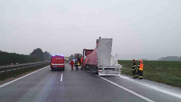 Dva kamiony havarovaly v sobotu ráno na 9. kilometru dálnice D2 ve směru na Bratislavu. Dálnice byla několik hodin uzavřená.