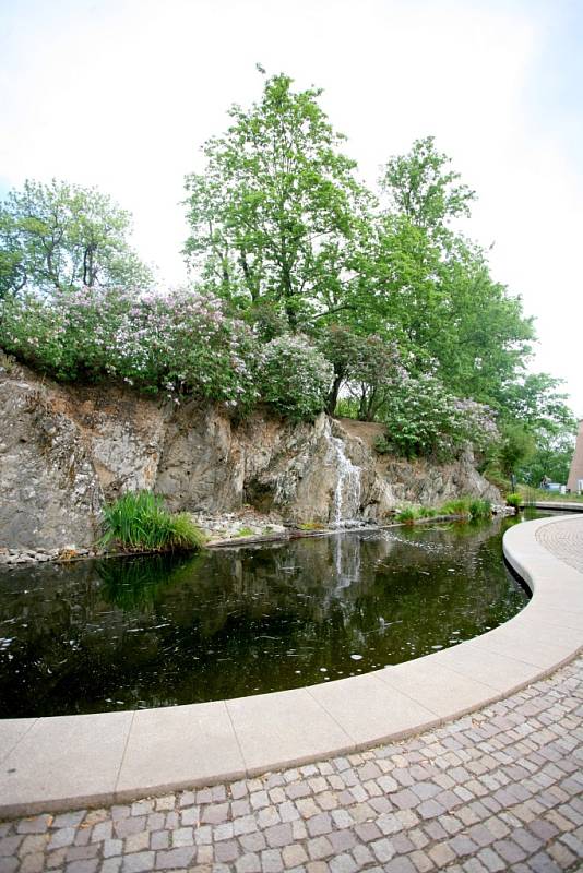 Návštěvníci parku si kvůli krásnému výhledu na Mendlovo náměstí a jih a západ Brna oblíbili velký altán pod hradem Špilberk.