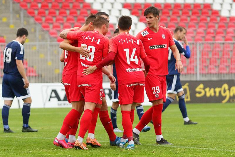 PŘI CHUTI. Fotbalisté Zbrojovky (v červeném) v přípravě přestříleli Uničov 6:0. Foto: Petr Nečas