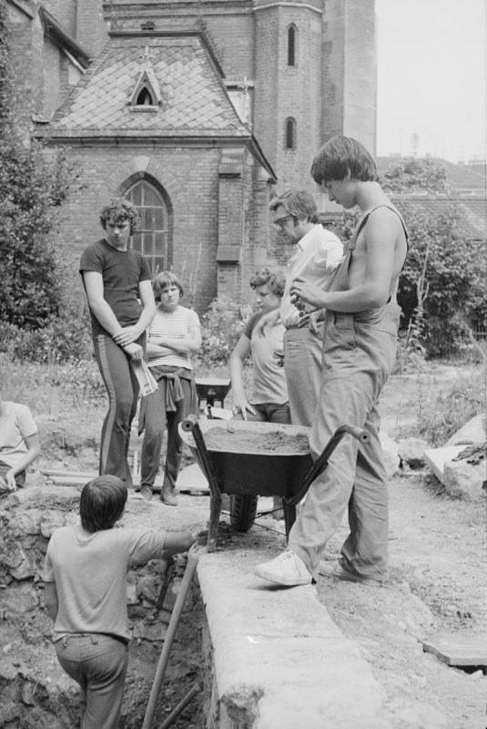 Pracovní snímek ze 70. let 20. století. Brigádníci na výzkumu diskutují s historikem muzea Bohumilem Samkem.