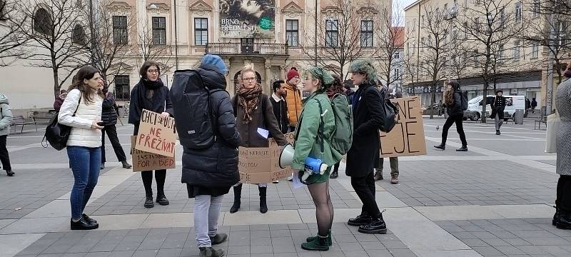 Demonstrace studentů Masarykovy univerzity proti zvyšujícím se cenám kolejného.