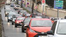 Kolaps. Jedním slovem lze shrnout dopravní situaci v okolí brněnských Pisáreckých tunelů poté, co je silničáři v pátek brzy ráno uzavřeli.