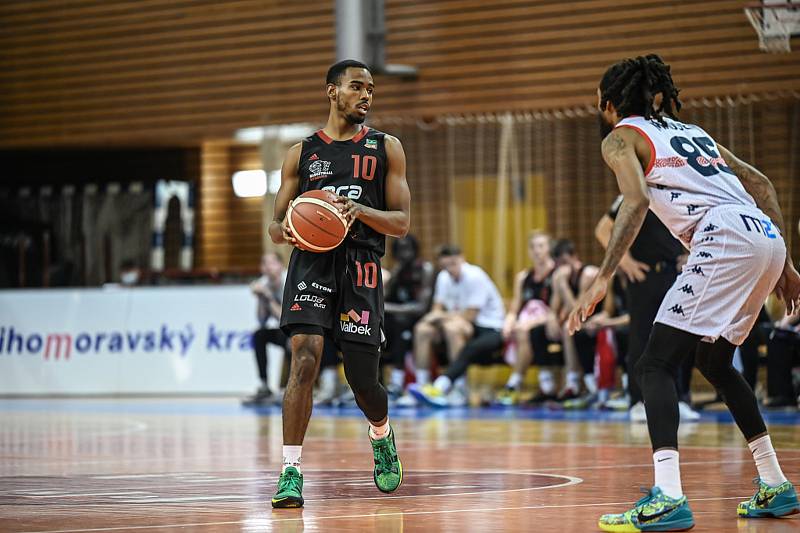 Brněnští basketbalisté (v bílém) při ligovém utkání s Nymburkem, kterému na domácí palubovce podlehli 70:88.