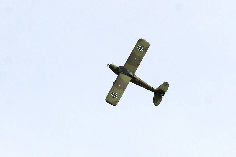 Realistické modely v měřítku jedna ku šesti se spolu utkaly při představení World War II Cirkus.