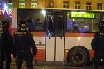 Vandal prohodil cihlu oknem nočního autobusu v Brně.