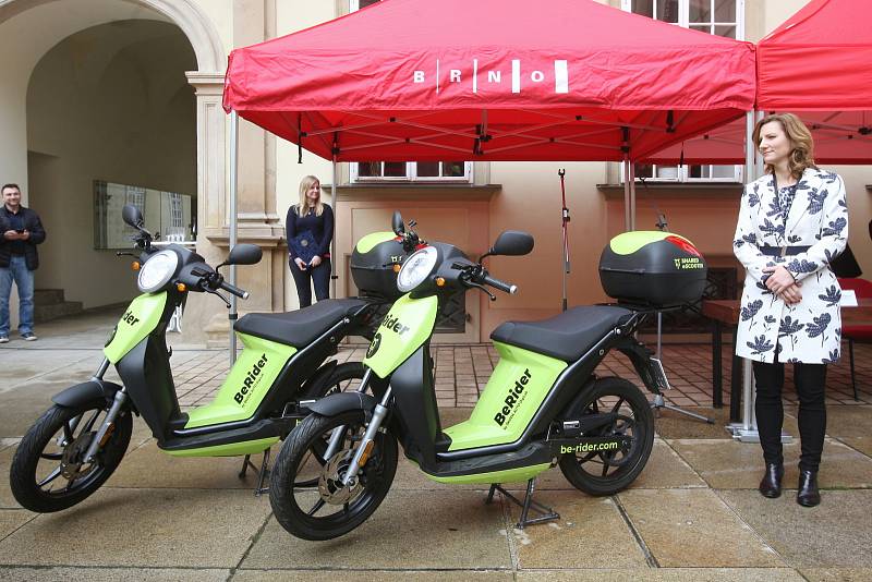 Podpis memoranda o spolupráci mezi městem Brnem a zástupci společnosti ŠKODA AUTO DigiLab o provozu elektrických skútrů BeRider.