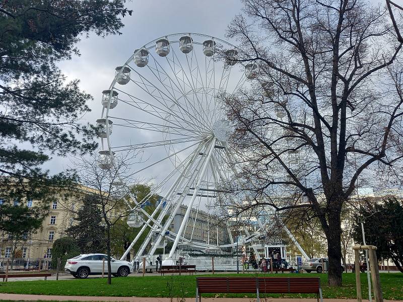 Vyhlídkové kolo na brněnském Moravském náměstí už vozí turisty.