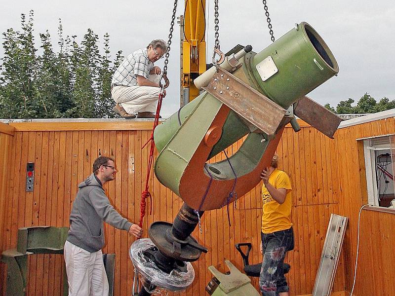 Stěhování zrcadlového dalekohledu z brněnské hvězdárny.