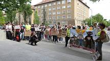 Demonstrace přibližně osmdesáti lidí proti přednášce lovkyně Michaely Fialové na Mendlově univerzitě. V protestech chtějí pokračovat, hovořili také o připravované petici a stížnosti, kterou chtějí adresovat ministerstvu školství.