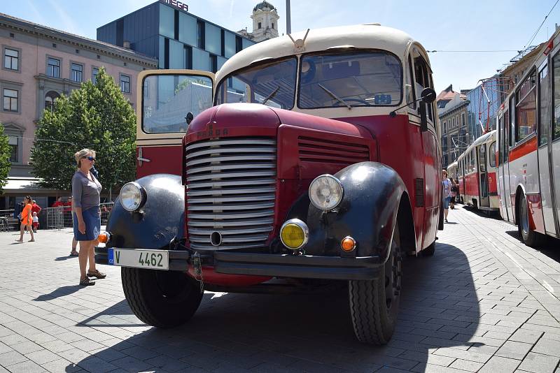 Centrum Brna se o víkendu vrátilo o sto let zpátky v čase. Konaly se zde totiž tradiční Dny dopravní nostalgie, které zpestřili se svými vozy také účastníci závodu historických vozidel 1000 mil československých.