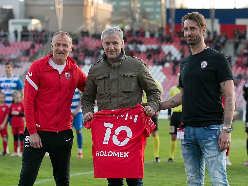 Minulou středu oslavil Pavel Holomek padesáté narozeniny. Blahopřáli mu i trenér Zbrojovky Richard Dostálek (vlevo)  a vedoucí mužstva Libor Došek (vpravo).