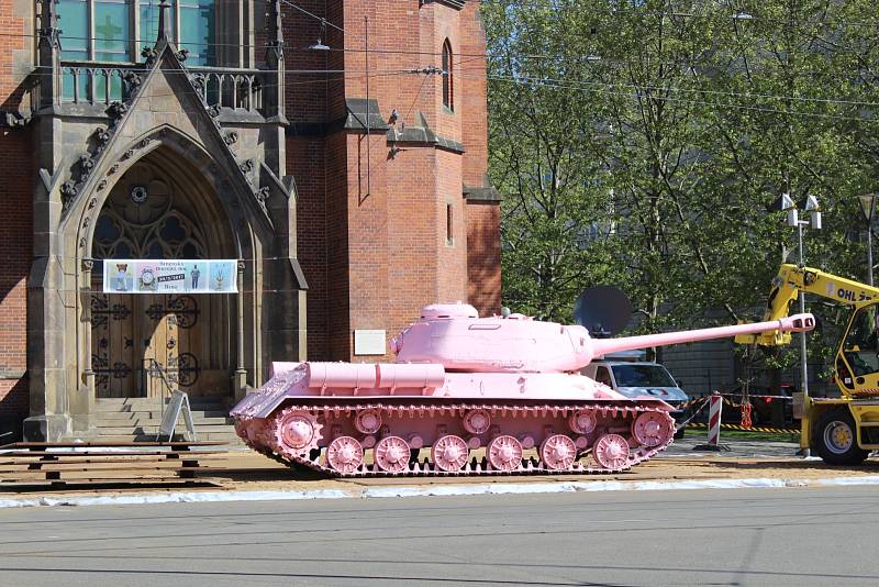 Růžový tank výtvarníka Davida Černého v Brně. Technici jej postavili před Červený kostel na Komenského náměstí. Tank je součástí výstavy Moravské galerie Kmeny 90.