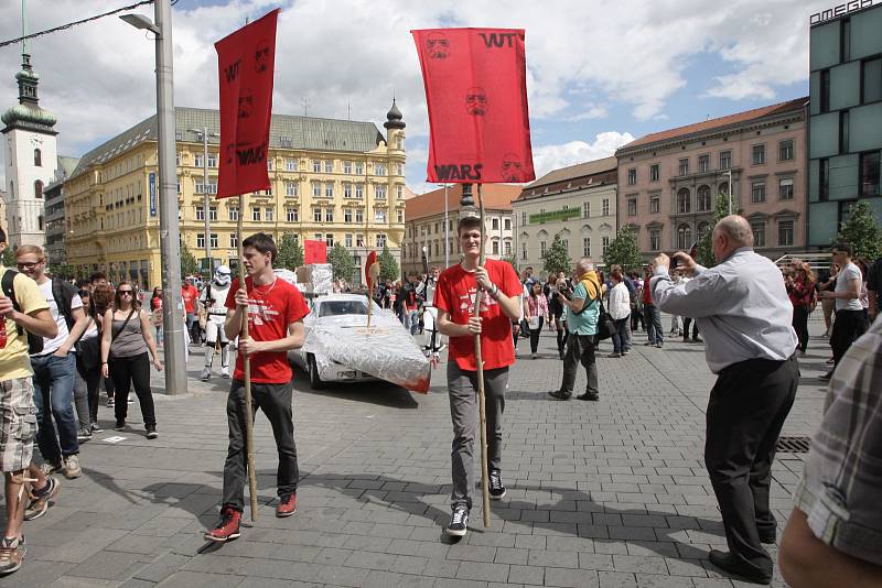 Máj padla, vstříc oslavám. Symbolické pořezání májky na náměstí Svobody předznamenalo festivalový den Brněnského Majálesu, který po poledni začal v areálu brněnského výstaviště.