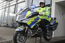 Šestasedmdesát speciálně upravených motocyklů značky BMW pro policii si v pondělí převzal prezident Policie České republiky Tomáš Tuhý. Jedná se o první část zakázky, která je největší v historii policie. 