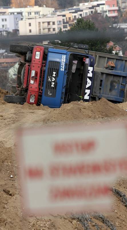 Převrácené nákladní auto v Purkyňově ulici v brněnských Medlánkách.