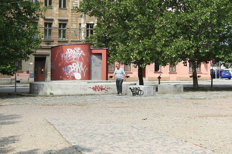 NOVÉ SADY. Z místa po odstraněném památníku chce město udělat klidovou zónu. Přidá zeleň, lavičky a případně menší vodní prvek.