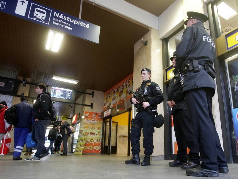 Nákupními centry, kolem stánků na vánočních trzích i hlavním nádražím v Brně procházejí od úterního rána policisté se samopaly. Zvýšený dohled je reakcí na teroristický útok, který se odehrál v pondělí večer v Berlíně.