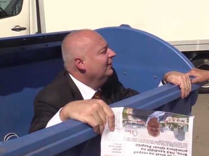 Opoziční zastupitel za sociální demokracii Oliver Pospíšil leze v předvolebním klipu z kontejneru.