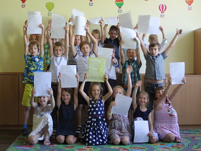Prvňáčci převzali svá vysvědčení. V základní škole Slovácká v Břeclavi děti dostali v pátek od paní učitelky vysvědčení a vyrazili vstříc letním prázdninám. Nejvíce se těší na koupaliště, akvaparky a moře.