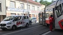 Tramvaj vykolejila v úterý dopoledne po srážce s dodávkou v ulici Milady Horákové v centru Brna. Řidič dodávky nehodu zřejmě zavinil, protože nedal šalině při jízdě směrem do města přednost při odbočování vlevo.