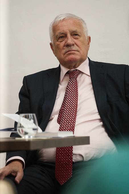 Bývalý prezident Václav Klaus věnoval příchozím autogram do jeho knihy Stále na cestách.