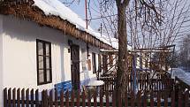 Atmosféru venkovských Vánoc v tradiční chalupě připomínaly výstavy a setkání v obecní doškovici v Petrovicích na Krumlovsku.