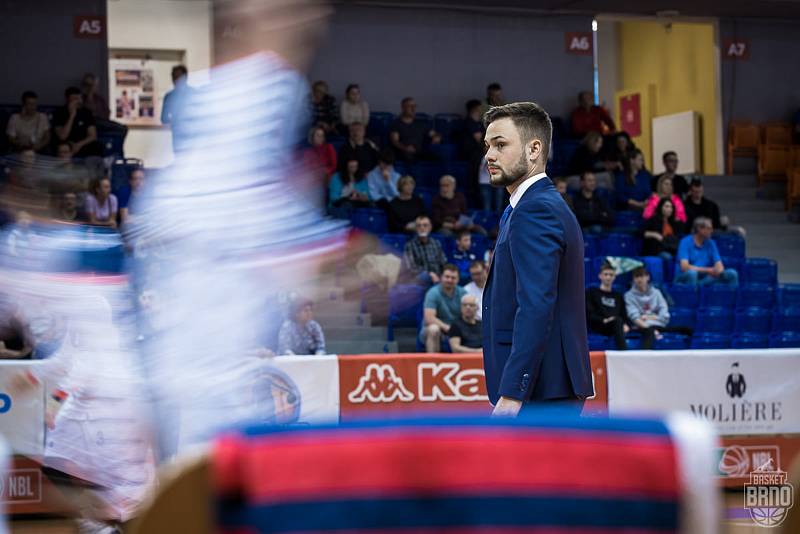 Brněnští basketbalisté (v bílém) před víc než tisíci diváky porazili Pardubice 83:71.