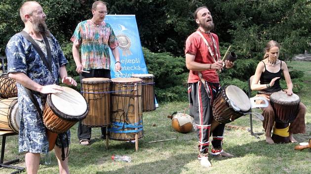 Slony, hrochy i zebry mohli potkat návštěvníci Lužáneckého parku v Brně. To vše za doprovodu afrických rytmů. Závan kultury z černého kontinentu do parku a na nádvoří Střediska volného času v Lužánkách přivedl třetí ročník benefičního afrického festivalu.