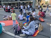 Aktivisté uspořádali v Brně u Moravského náměstí piknik za zklidnění dopravy.