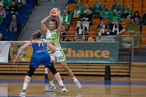 Basketbalistky KP TANY Brno (v bílozelených dresech) v prvním čtvrtfinálovém duelu s Chomutovem.