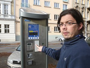 Platba v automatu za parkovací oprávnění v Brně.
