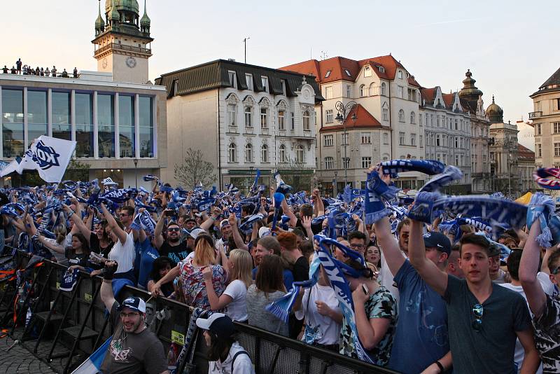 Mistři, mistři! Ozývalo se z brněnského Zelného trhu. Fanoušci tam neúnavně fandili vítězné Kometě.