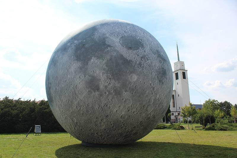 Nafukovacího Měsíce a Země se už lidé v Brně dotknout mohli. Nyní je čeká Mars.