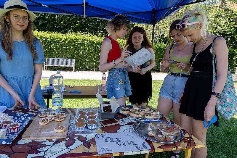 Studenti na Slovanském náměstí uspořádali sousedskou slavnost, aby upozornili na klimatické změny.