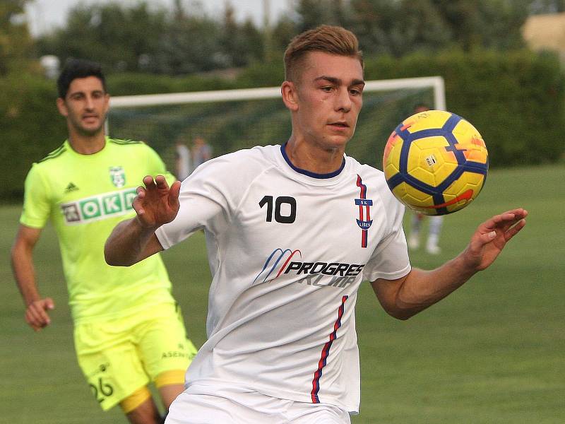 Fotbalisté Líšně (bílé dresy) podlehli v poháru prvoligové Karviné jasně 0:4.