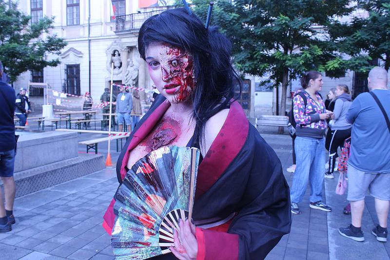 Brnem se prošly desítky děsivých zombie. Další ročník Zombie Walk Brno přilákal i stovky pozorovatelů v ulicích města.